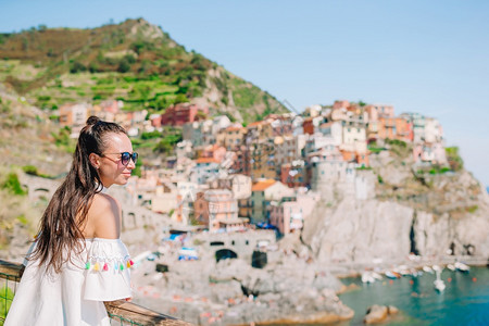 城市意大利Liguria意大利古里亚村的年青妇女意大利暑假Amalfi海岸波西塔诺村的年青妇女背景帽子假期图片