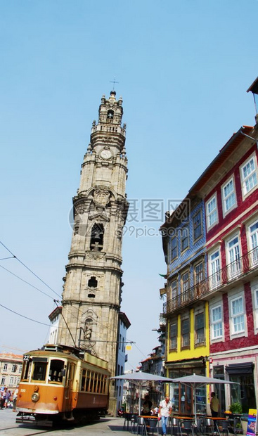 葡萄牙波尔图的老旧电车和Clerigos塔台欧洲的城市钟楼图片