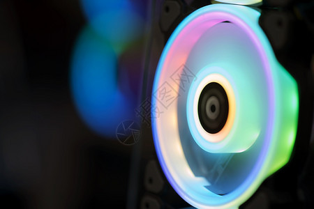 发光的木板冷却器关闭计算机RGB游戏由有色LED污染图片