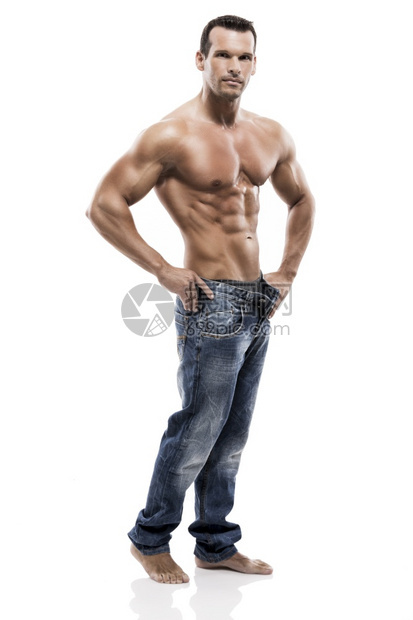 展示肌肉的成年男子图片