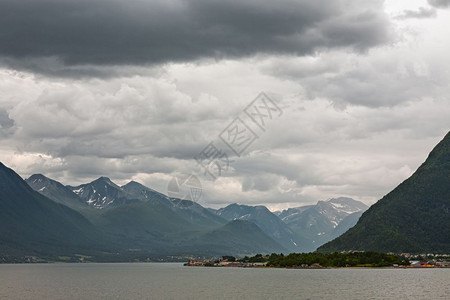 一种莫比代利在多云的天空下沿着Romsdalsfjorden的Andalsnes附近Norway沿着附近的Romsdalsfjo图片