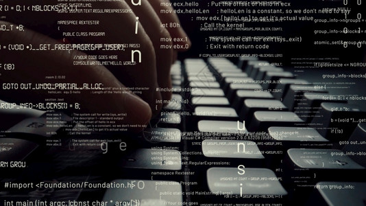 爪哇监视器在职的互联网计算机编程码和软件开发的创意视觉由在计算机键盘上工作的人展示计算机图形覆盖显示抽象程序代码和计算机脚本编程码和设计图片