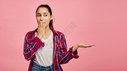 恐怖女肖像粉红背景情感表在演播室看摄影机的女人物情感概念恐惧女肖像粉红色背景情感等以及面部的女孩漂亮图片