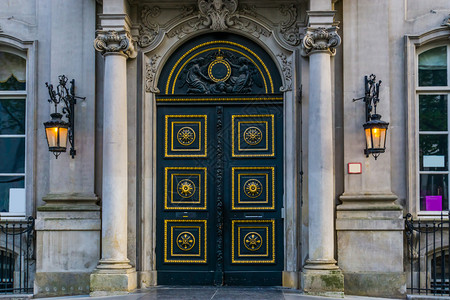 古老的历史大门有柱子和灯笼比利时历史城市建筑等古老的历史门道入口建筑学传统的图片