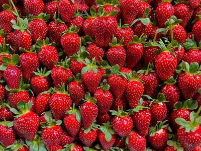 有机草莓在土耳其传统市场的柜台排成一有机草莓成熟的闷不乐图片