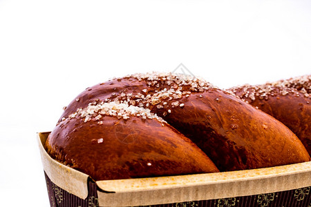 蓬松的CozonacKozunak或babka是一种甜白面包传统为罗马尼亚和保加利面包店桌子图片