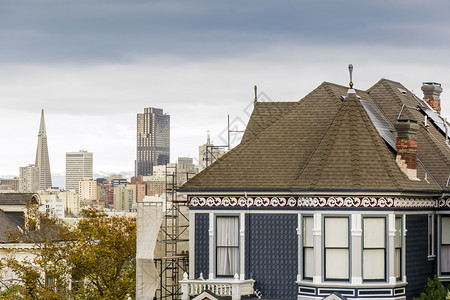 金字塔住宅一栋维多利亚式房子的详情其背景是旧金山天际线景观图片