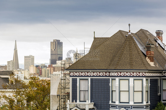 金字塔住宅一栋维多利亚式房子的详情其背景是旧金山天际线景观图片