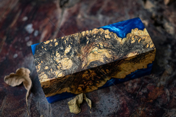 金属的材料投掷在旧桌艺术背景上自然Afzelia木制的蓝环氧树脂在旧桌艺背景上布立木方体图片