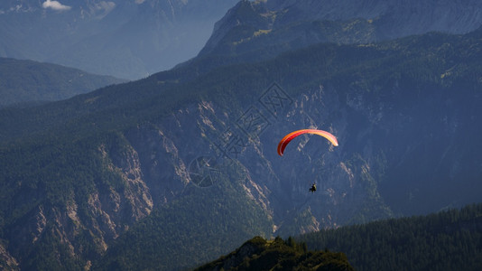 阳光天气下山地景观的全户外楚格峰保险图片