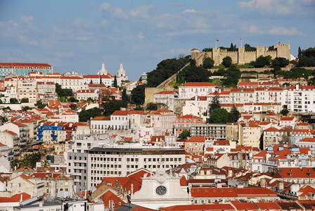与葡萄牙圣豪尔赫城堡一起的里斯本美丽城市风景阿尔法玛城市观的图片
