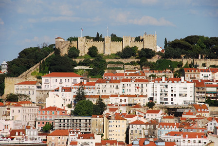 与葡萄牙圣豪尔赫城堡一起的里斯本美丽城市风景旅游阿尔法玛古董图片