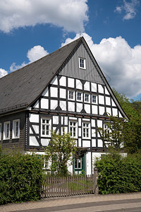 建成结构体德国索尔兰市施马伦贝格奥伯基琴Oberkirchen的一栋旧半潮湿房子夏季对天的图像图片