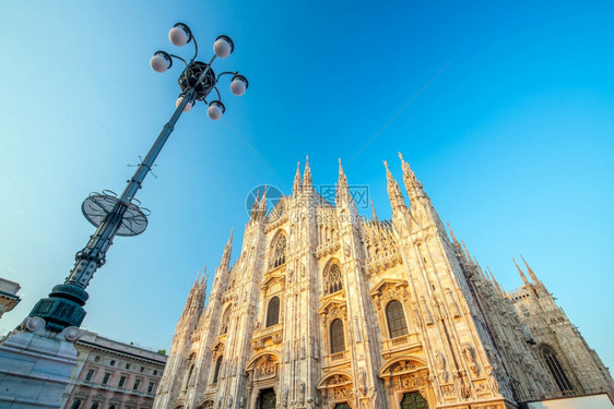 目的地旅行历史米兰大教堂广场的米兰大教堂早上在意大利米兰图片