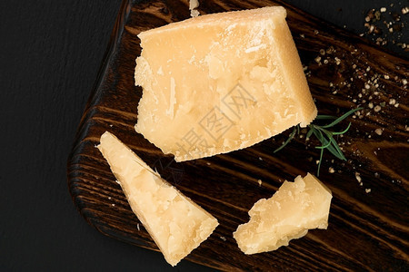 健康黑背景的坚硬奶酪之在黑暗背景上看得清楚有机的吃图片