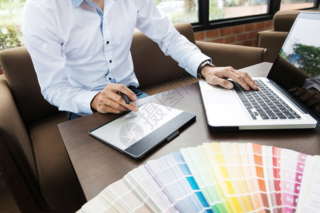 时髦的商业数字化仪现代办公室带有彩色图表的创造形设计师工作图片