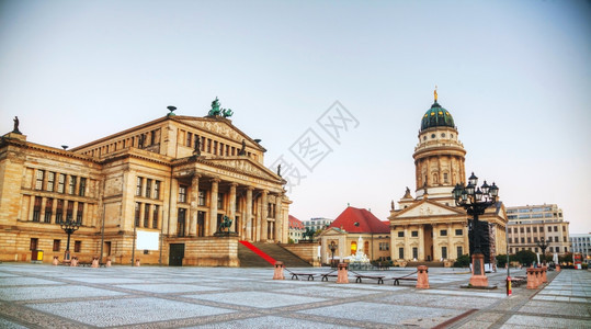 晚上德意志柏林音乐厅的宪兵广场和音乐厅纪念碑克拉夫琴科图片