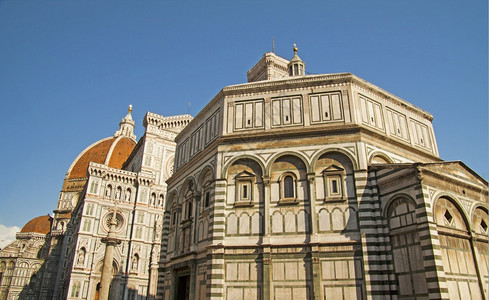 正面在佛罗伦萨Duomo面前的巴蒂斯特罗天空大教堂图片