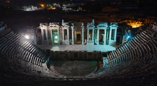 安纳托利亚古代城市希拉波利斯的安菲剧院舞台和柱子被灯光照亮乌内斯科文化遗产迹Pamukkale土耳其安菲剧院在古老城市希阿波利斯图片