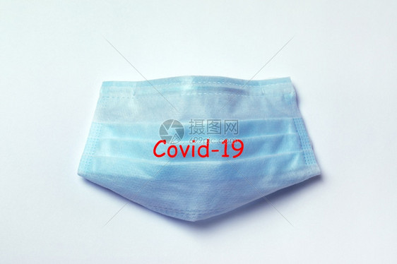 Covid19冠状保护概念从属在灰色背景上戴有Covid19号的蓝色医疗防护面罩为了安全生病的图片