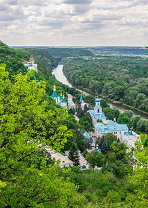 直辖市乌克兰斯维亚托戈尔克07162夏日从乌克兰斯维亚托戈尔克或维亚托希尔克的圣安息日山修道院的上方观看乌克兰斯维亚托戈尔克的圣图片