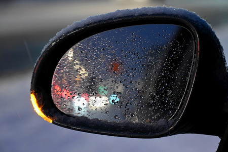 农村车轮冬季的理念观光之镜和冰水滴在挡风玻璃上锁图片