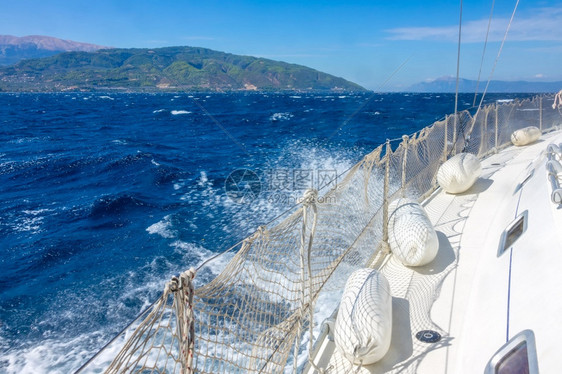 帆假期挡泥板蓝深海和泡沫在风日航行游艇和海火喷气船雾HayingYachtandSeaFoaminWindyDay图片