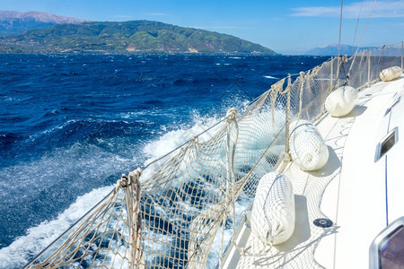 海景深蓝和上泡沫游艇和海洋泡沫船载雅赫特和海洋泡沫船舰及上用护栏和林航堤的帆船港阳光明媚的风日速度蓝色的图片