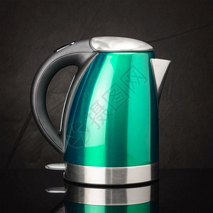 喝目的黑镜背景上绿色彩绘不锈钢电水壶黑镜背景上的绿色不锈钢电水壶锅炉图片