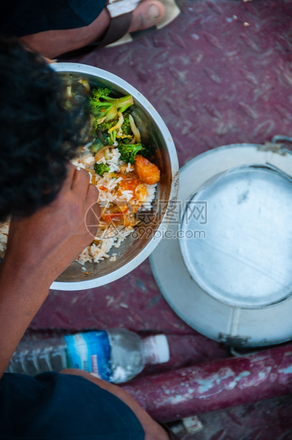 汤最佳亚洲人从上面吃食物亚洲人坐在船上从面吃食物自然图片