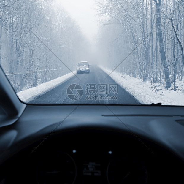 驾驶员在冬季风景中驾驶汽车从一辆内部驶走一条滑雪路上的司机眼目视该车为冬季安全驾驶概念眼睛运动仪表盘图片