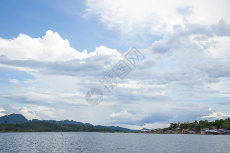 农村地区的河流天空和山地风景质十分明显云户外旅游图片