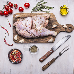 屠夫半生鸡烹饪用成分西红柿刀和肉叉木制本底最上视图的胡椒盐白色图片