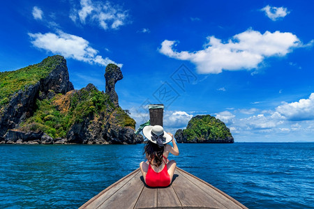 自然海洋红色的穿比基尼漂亮女孩在泰国高开岛船上图片