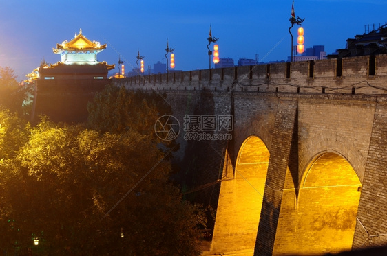 著名的西安古城墙屋顶镇风景图片