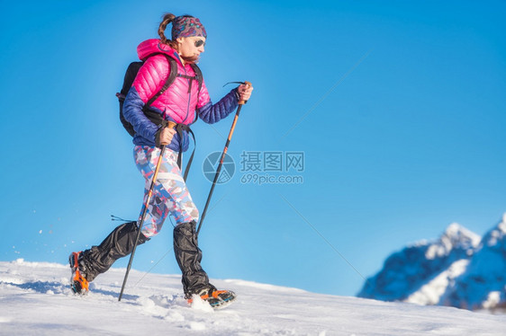 活动踪迹跑步一个年轻女子与短裤一起漫雪图片