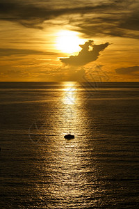 海岸自由上日落时的帆船美丽休眠带反光夏天太阳金色时辰热日落天空轮廓图片