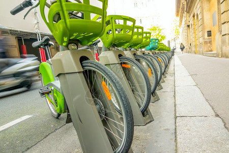 停車處许多自行车停在巴黎街上人行道的自车泊场旁边有许多自行车停放着法国娱乐图片