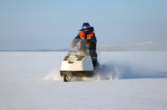 场景男士冬天全速雪上移动冬季风景图片
