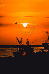 太阳加载船舶港口重型起机工具的轮光日落时装有库存货运图片