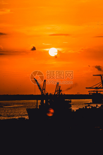 太阳加载船舶港口重型起机工具的轮光日落时装有库存货运图片