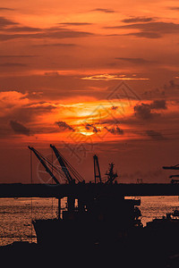 户外黄昏船舶港口重型起机工具的轮光日落时装有库存铁图片