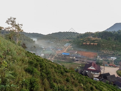 日出山村被云覆盖了爬坡道风景图片