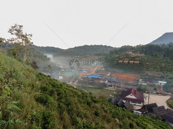 日出山村被云覆盖了爬坡道风景图片