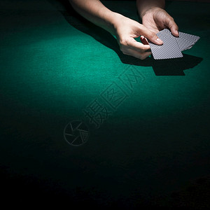 持有扑克卡的人白色商机会图片