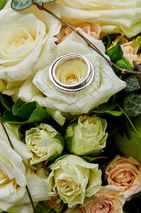 植物带有玫瑰和戒指的婚礼花束季节叶子图片