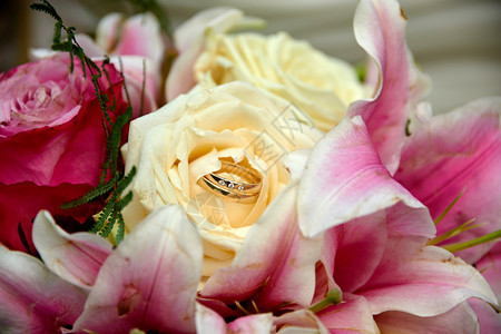传统已婚配饰带有玫瑰和戒指的婚礼花束图片