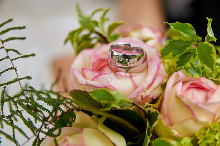 新婚花束粉红玫瑰未来色的戒指图片
