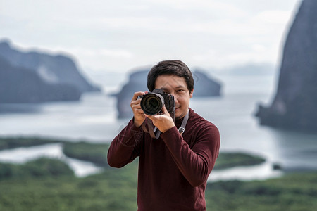 摄影师或游客在日出时的同一nangchee观景点的奇幻旅行和假日概念上的肖像男人照片白种图片
