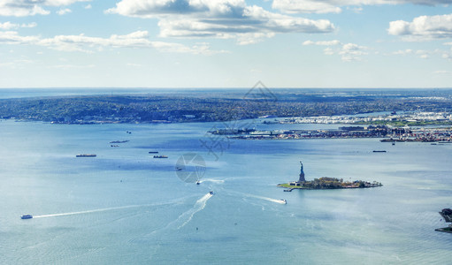 运输远处有自由女神像和Stastern岛的纽约上海湾全天观自然洋图片